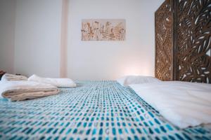 a bedroom with a bed with a wooden headboard at LE PETIT VOLTAIRE - Proche Centre Ville - Spacieux in Châteauroux