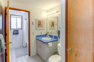 Bilik mandi di Walk to Beach Oregon Coast Escape with Hot Tub! +33 gambar