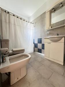 Un baño con lavabo e inodoro en Mi Universo, en Villa Cura Brochero