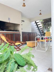 Una sala de estar con un sofá y algunas plantas. en Mi Universo, en Villa Cura Brochero 19 fotos más