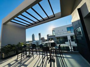 a balcony with chairs and tables on a building at Estudio Premium Zentrum in Asuncion