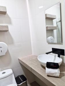 un bagno con lavandino, WC e specchio di Elegante y Encantadora cerca Miraflores y Tikal Futura H12 a El Rodeo Altre 22 foto