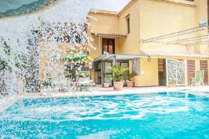 Bazén v ubytování Hotel Annabelle nebo v jeho okolí