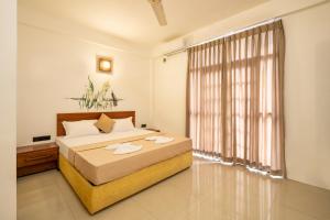 Katil atau katil-katil dalam bilik di Peridot Hotels Mount Lavinia