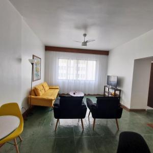 Телевизор и/или развлекательный центр в Apartamento 4 quartos, 3 banheiros, vista para o mar Pitangueiras, sacada, 1 vaga de garagem, apenas 50 metros do mar