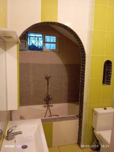 Ένα μπάνιο στο Charmant appartement avec une touche d'architecte