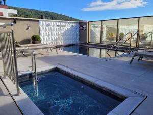 a swimming pool on the roof of a building at Departamento en Bombhinas in Bombinhas