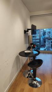 ブエノスアイレスにあるImpactante estudio a metros del Solar de la Abadiaの窓付きの部屋
