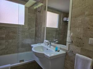 Ένα μπάνιο στο Manara Riva Suites