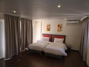 Ένα ή περισσότερα κρεβάτια σε δωμάτιο στο Manara Riva Suites