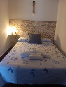 sypialnia z łóżkiem z 2 poduszkami w obiekcie Apartamento Rural Bella Vista w mieście Villaluenga del Rosario