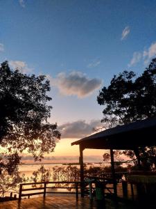 Una vista del atardecer desde un pabellón en Casa Toca do Tatu, en Manacapuru