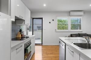 Η κουζίνα ή μικρή κουζίνα στο Beach & Brew-Modern 1-Bedroom in Trendy Merewether