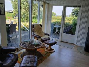 Posezení v ubytování Coastal Cottage Charm With Room For The Family