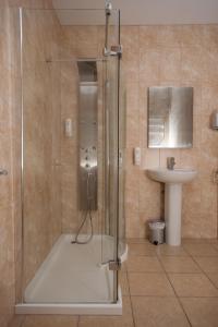 A bathroom at The Racehorses Hotel