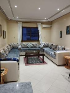 un grand salon avec des canapés et une table dans l'établissement Appartement en corniche Tanger, à Charf