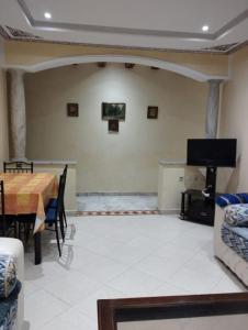 Il comprend un salon doté d'une table et d'une télévision à écran plat. dans l'établissement Appartement en corniche Tanger, à Charf