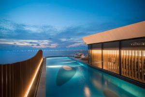 una piscina su una nave da crociera di notte di Conrad Manila a Manila