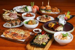 una tavola ricoperta di piatti e ciotole di cibo di Conrad Manila a Manila