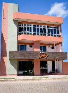 um edifício com um sinal na lateral em Hotel Bartz em Camaquã
