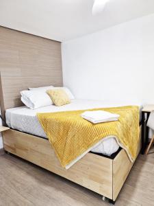 a bedroom with a bed with a wooden headboard at Aislado y Relajante cerca Peri, Mira, Majadas, Barrondo H15 in Guatemala