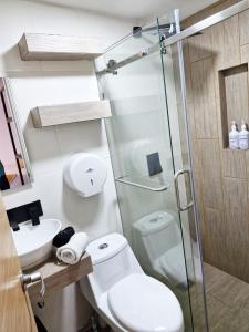 a bathroom with a shower and a toilet and a sink at Aislado y Relajante cerca Peri, Mira, Majadas, Barrondo H15 in Guatemala +29 photos
