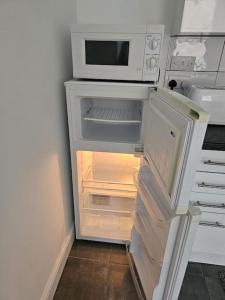 Dapur atau dapur kecil di Super Value Bath Street Flat