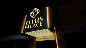 a sign for a louis palace store at night at Suíte Silver com sofa cama in Santo Antônio do Descoberto