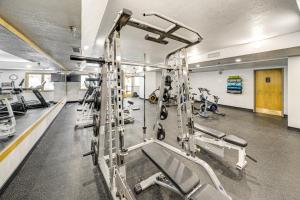 un gimnasio con varias cintas de correr y máquinas en Cozy Ski-InandSki-Out Winter Park Condo with Pool!, en Winter Park