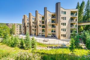 Una vista de un edificio de apartamentos con árboles. en Cozy Ski-InandSki-Out Winter Park Condo with Pool!, en Winter Park