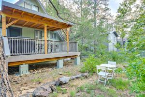 Zahrada ubytování Deck and Grill A-Frame Cabin in Munds Park!
