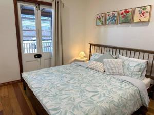 Voodi või voodid majutusasutuse House of Fairy Wren -Charming Queenslander Cottage mins drive to Brisbane CBD and Gabba Stadium! toas