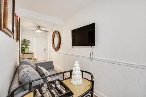 Μια τηλεόραση ή/και κέντρο ψυχαγωγίας στο Hollywood Hideaway Close to Dtwn and Beaches