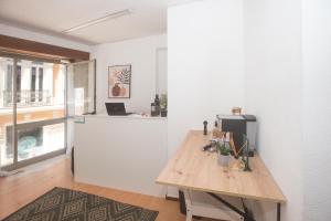 une cuisine avec une table en bois dans une pièce dans l'établissement Porto Automatic, à Porto