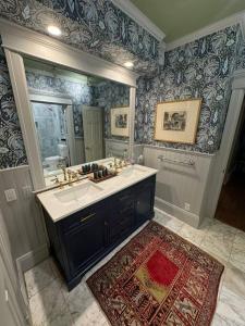 Bilik mandi di Southern Elegance in Heart of Memphis +45 gambar