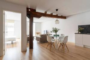 a living room and dining room with a table and chairs at Piso moderno en el centro detrás del edificio Banco Santander in Santander