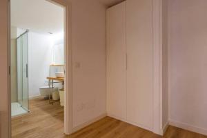 an empty room with white walls and a sliding door at Piso moderno en el centro detrás del edificio Banco Santander in Santander