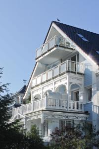 een wit huis met een balkon aan de zijkant bij Haus Anholt in Timmendorfer Strand