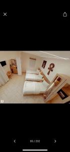 Postel nebo postele na pokoji v ubytování Deluxe pyramids view inn