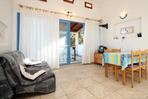 salon z kanapą i stołem w obiekcie Apartments by the sea Milna, Vis - 8943 w mieście Rukavac