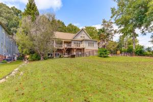 Κήπος έξω από το Waterfront Sherrills Ford Home with Pool and Boat Dock