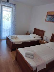 Posteľ alebo postele v izbe v ubytovaní Apartments with parking spaces Razanj, Rogoznica - 17328