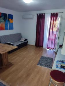 Posedenie v ubytovaní Apartments with parking spaces Razanj, Rogoznica - 17328 + 12 fotografií