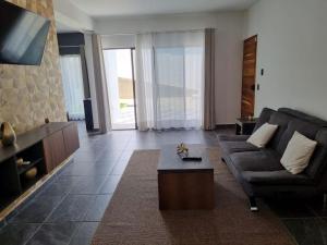 a living room with a couch and a coffee table at Casa Golondrinas Huayápam in San Andrés Huayapan
