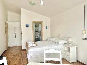 Posteľ alebo postele v izbe v ubytovaní Apartments by the sea Sukosan, Zadar - 9711