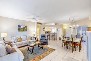 ein Wohnzimmer mit Sofa und Tisch in der Unterkunft Vistoso Resort Casita #132 in Tortolita