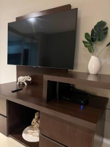 a entertainment center with a flat screen tv at Bahía Loft Nordelta 307 in Benavídez