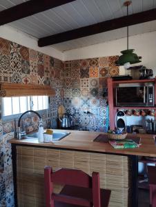 una cucina con ripiano in legno in una camera di Viudita del Diablo a Punta Del Diablo