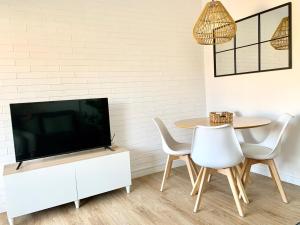 TV a/nebo společenská místnost v ubytování Little Beach Home