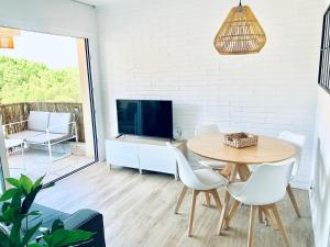 TV a/nebo společenská místnost v ubytování Little Beach Home